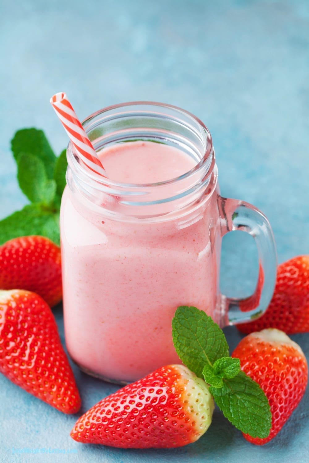 Easy Strawberry Smoothie Recipe with Yogurt