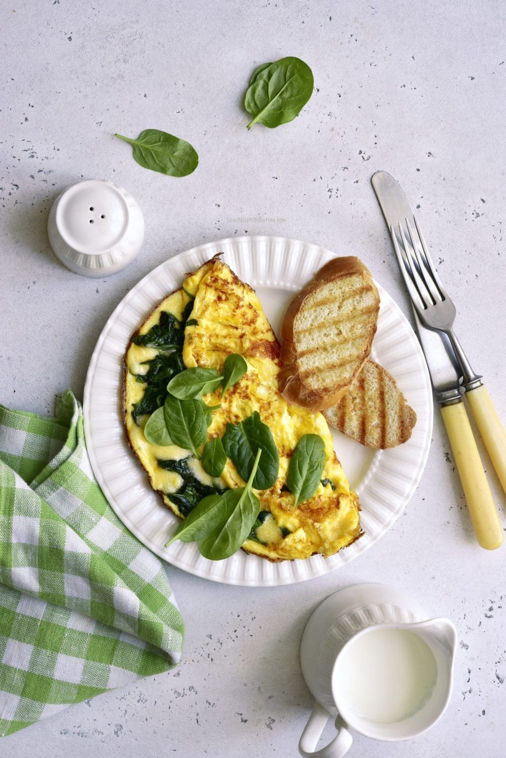 Healthy Omelet with Spinach and Cheese