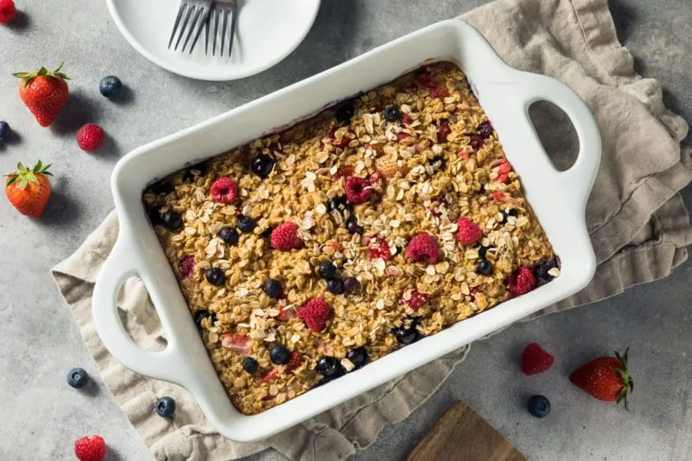 Breakfast Oatmeal Bake with Berries 