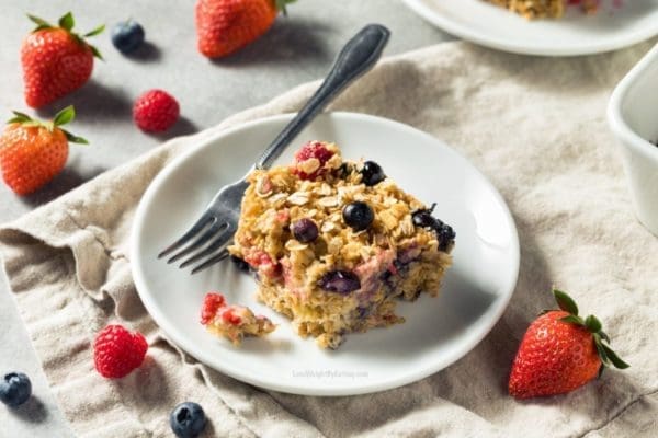 Breakfast Oatmeal Bake with Berries