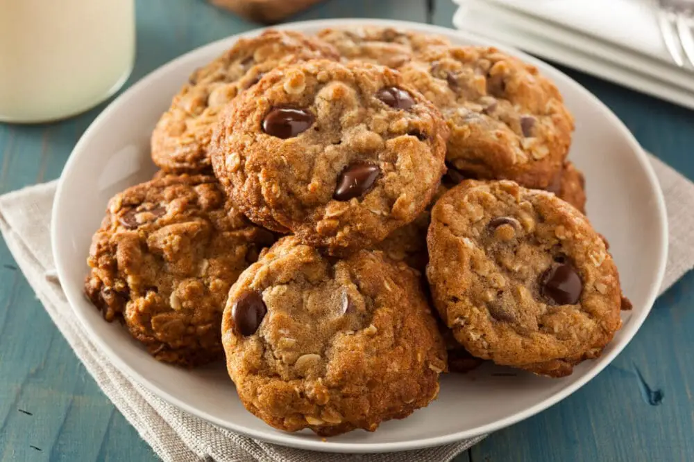 Low Calorie Chocolate Chip Oatmeal Cookies